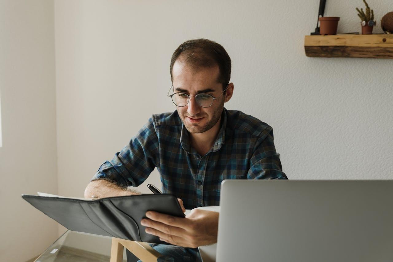 Человек изучает работу современных технологий дома